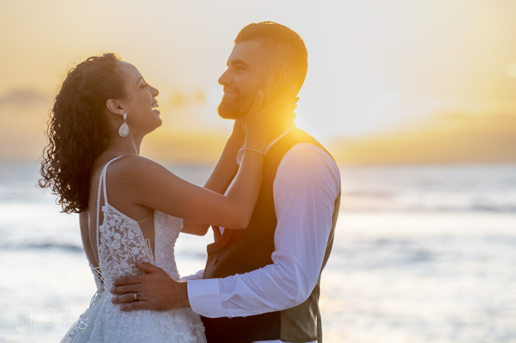 Couple heureux photographié par Fabrice Wislez Photographe de mariage à La Réunion